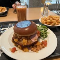 Jackfruitburger mit Pommes und Smoothie  at Stadtküche in Hamburg