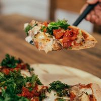 Pizza Arrebato: Muzzalmendra, champiñones, Kale, semillas, tomate confitado at Arrebato Cafe in Buenos Aires
