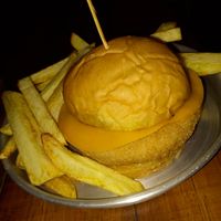 Cheeseburger de NO Pollo

Pan de papa, Medallón símil pollo, 2 fetas de cheddar.
 Excelente. at Un Amor De Vegano in Buenos Aires
