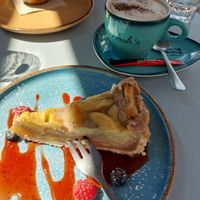 Veganer Apfelkuchen und Hafermilch-Cappuccino at Noah's & Zoe's Place in Monheim Am Rhein