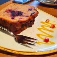 Banana bread with berries at Mr. Bens Cafe in Dusseldorf