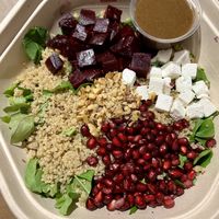 Feta entfernt - leider ist der Hinweis bei der Bestellung vergessen gegangen.  at Sprout in Muscat