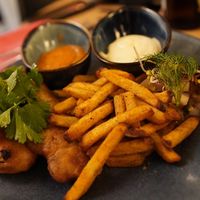 Veganer Backfisch mit Pommes und Gurkensalat mit Knoblauch-Majo und Joppie Soße sehr zu empfehlen!  at Willy in Flensburg