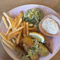 „Willys Wahl“ mit Backplantjes, Gurkensalat, Fritten und Remoulade   at Willy in Flensburg