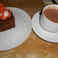 vegan carrot cake and drinking chocolate at REfresh in Moscow