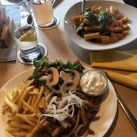 Gyros Teller und Rigatoni Marinara  at Hirschbachstueberl in Lenggries