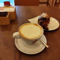 Croissant vegano con marmellata ai frutti di bosco e cappuccino con latte di soia. at Illice di Tocchio Alessio in Lerici
