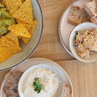 Patê do mar, patê de alheira e nachos com guacamole at Oásis da Lagoa in Vila Nova De Santo Andre