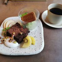 Yummy chocolate cake and green tea ice cream at Cafe Gallery Sun 燦 in Kyoto