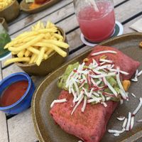 BURRITO NEW-MEAT 🌯
Redefine New-Meat | Red Tortilla | Grillgemüse | Black Beans | Mexikanischer Reis & Quinoa | Jalapeños | Guacamole / Side: Fries 🍟   at Enchilada in Freiburg