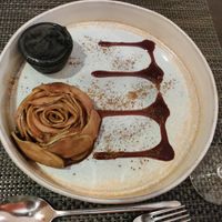 Apple with cinnamon and black vanilla ice cream at Essencia in Porto