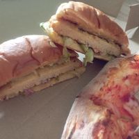 Vegan burger and pizza at Paris Vegane in Paris