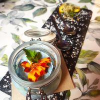 Tiramiblu con chocolate blanco y bizcocho con jugo de mandarina at Manipura in Tenerife