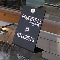 Vegan 🤍 und Milch 🐮 jeweils an der Eissorte markiert 😊 at ok kool in Heidelberg