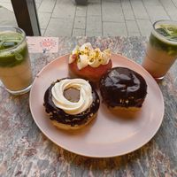 Maxi Queen, Boston cream und Himbeere mit Kokos- und Erdbeer Matcha at Brammibal's Donuts - Jungfernstieg in Hamburg