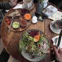 links: kleine Brotzeit, rechts: Spinatstulle (wir hatten schon angefangen zu essen)  at MalinaStories in Hamburg