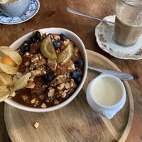 Porridge mit Hafermilch und Apfelkompott  at MalinaStories in Hamburg
