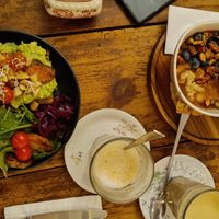 Avocado Brot, Porridge und Lupi Latte at MalinaStories in Hamburg