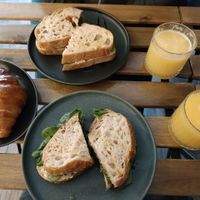 Vegan belegte Sandwiches, das Croissant war laut meiner Freundin auch super lecker, aber leider nicht vegan. Es gäbe noch vegane Cookies, die sehen auch gut aus.   at Coqueta Padaria Artesanal in Viana Do Castelo