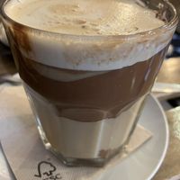 Latte Macchiato mit Hafermilch und veganem „Nutella“ 🤩   at Coqueta Padaria Artesanal in Viana Do Castelo