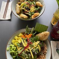 Gerichte von der Mittagskarte (1x Vegane Shrimps, 1x Gemüsebowl mit Veganer Teigtasche)  at Zen Chay in Cologne
