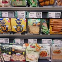 pasta, fleischersatz, gemüsebratlinge, kirschpaprika at REWE Markt Oberbilker Allee in Dusseldorf