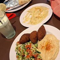 Kibe de vegetales abaixo e shawarma acima at Comida Arabe Elia Esber in El Calafate