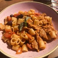 Monatskarte April - MACCHERONCINI SAPORITE CON POLLO VEGANO - Frische Pasta mit Oliven, Kirschtomaten, Pinienkernen und veganem Hähnchen auf Erbsenproteinbasis   at L'Osteria in Offenbach
