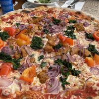 Pizza Forza (veg. Hähnchenbrust, veg. Käse, Spinat, Paprika, Zwiebel, Knobi)  at L'Osteria in Offenbach