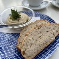 Kleine vegane Portion Brot mit Hummus - steht nicht auf der Karte. Die veganen Gerichte waren mir zu viel.  at NALI Coffee & Eatery in Esslingen