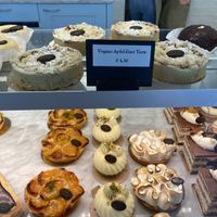 Vegan apple pie is also clearly labelled as vegan    at Pâtisserie de Pierre in Wangen Im Allgaeu