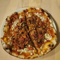 Vegan pizza at Inti Garden in Puerto Baquerizo Moreno