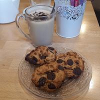 Vegan cookies with peanut butter and Chaï Latte with oat milk at Dame Gourmande in Granville