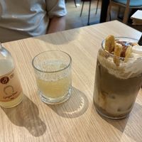 Ginger beer (nice) and caramelized banana hojicha latte with coconut milk (nice). at Copper Branch in Almere