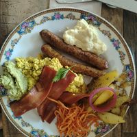 Piatto salato: salsicce veg, maionese veg, tofu strapazzato, bacon veg, patate al forno, carote julienne al sesamo e guacamole at La Bouture in Strasbourg