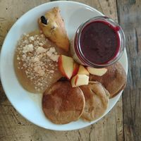 Piatto dolce: pancake con sciroppo d'acero, mela, composta di mele, scone all'uvetta e chia pudding con coulis di frutti di bosco at La Bouture in Strasbourg