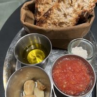 Tostada de tomate con aceite y ajos confitados  at Osom in Madrid