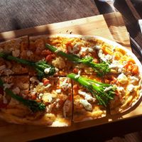 Vegan pizza with tofu, broccoli, hummus, some good sauce and more at La Plaza in Malaga