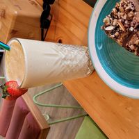 Batido maravilloso y postre dulce para fanáticos del azucar. at PURALMA Vegan Bakery in San Jose
