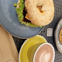 Yummy vegansk bagel och vegansk varmchoklad at Balans Kawy Speciality & Bajgiel in Gdansk