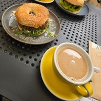 Madrid bageln med pulled kött at Balans Kawy Speciality & Bajgiel in Gdansk