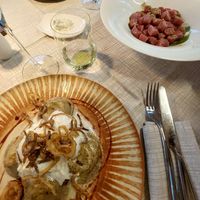 Raviolo ai cereali ripieni di Taroz con spuma di Bitto d’alpeggio e cipolla croccante (vegetariano) e
Gnocchi di patate e barbabietola, pesto di ortiche e polvere ai funghi Porc at La Pioda in Livigno