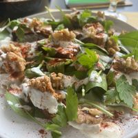 Tempeh con spinacino, noci, muhammara e yogurt di soia  at Long Song Books & Café in Milan