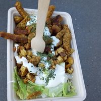 "vegchickendöner & würfelpommes" (ohne tomaten) 8,90€ at Las Vegans Food Truck in Bochum