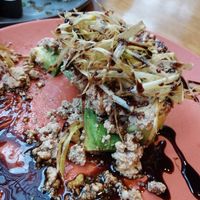 Tartar de tofu e abacate com crispys alho poró at Musume Sushi in Florianopolis