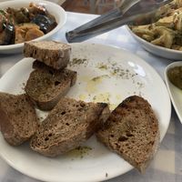 Gebackenes Brot mit Olivenöl und Kräutern   at Piato  in Idra