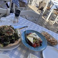 Salade crétoise et grecque traditionnelle.  at Piato  in Idra