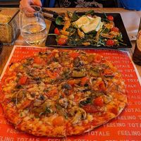 This was SO good! The salad was the César Vegan, and the pizza was the Boogie Vegan. We shared both. The server did not speak English, but I speak done Portuguese. The bread he'd  at Totale Pizzeria - Saldanha in Lisbon