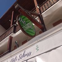 Outside sign at Déli Schuss in La Clusaz