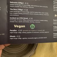 Menu with options clearly labeled 🌱  at E Street in Tivoli